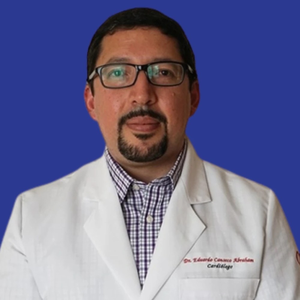 Dr. Eduardo Canseco, cardiólogo en Tijuana, en su consultorio